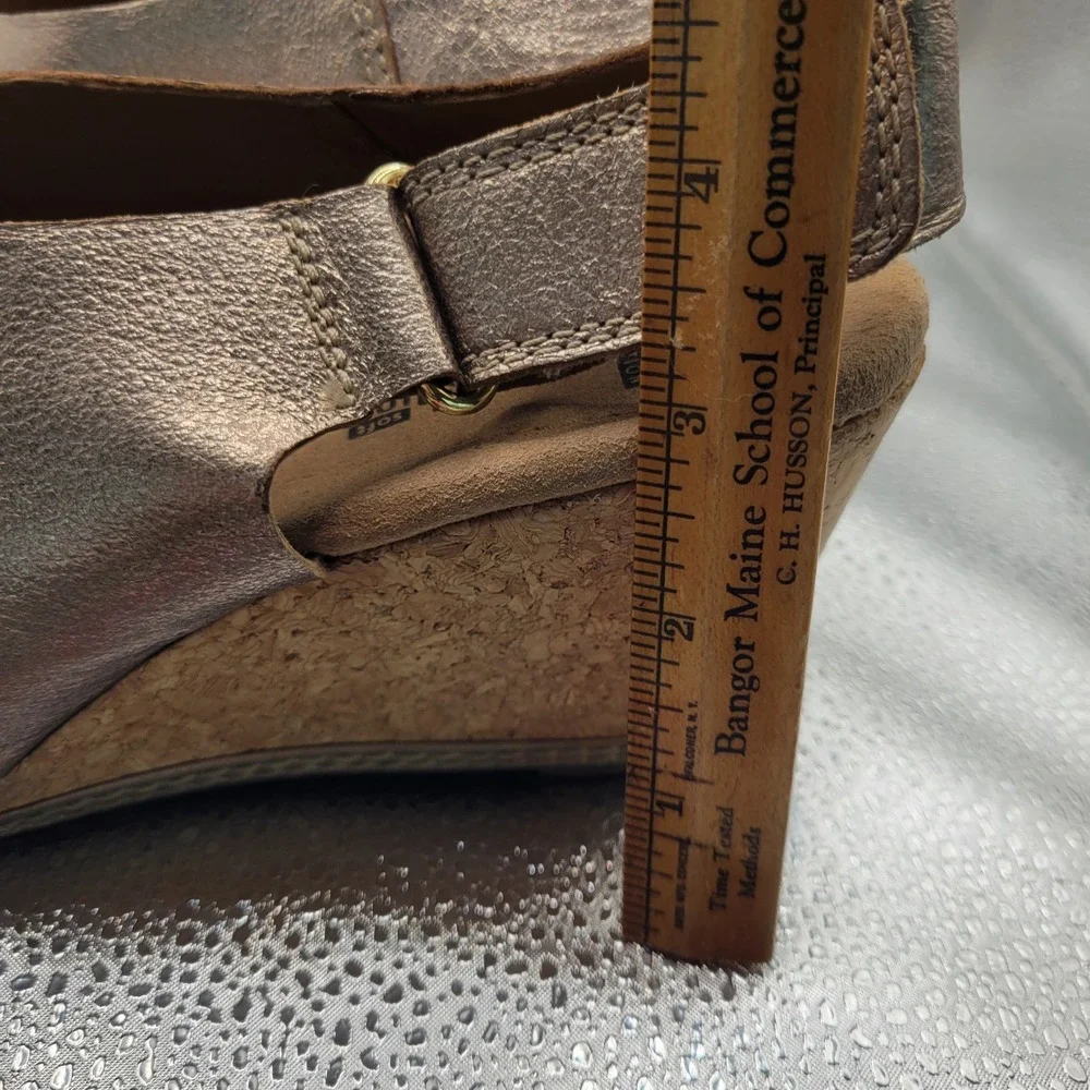 Clarks Collection Clarks Helio Float Wedge Sandals Womens Metallic 8.5 M